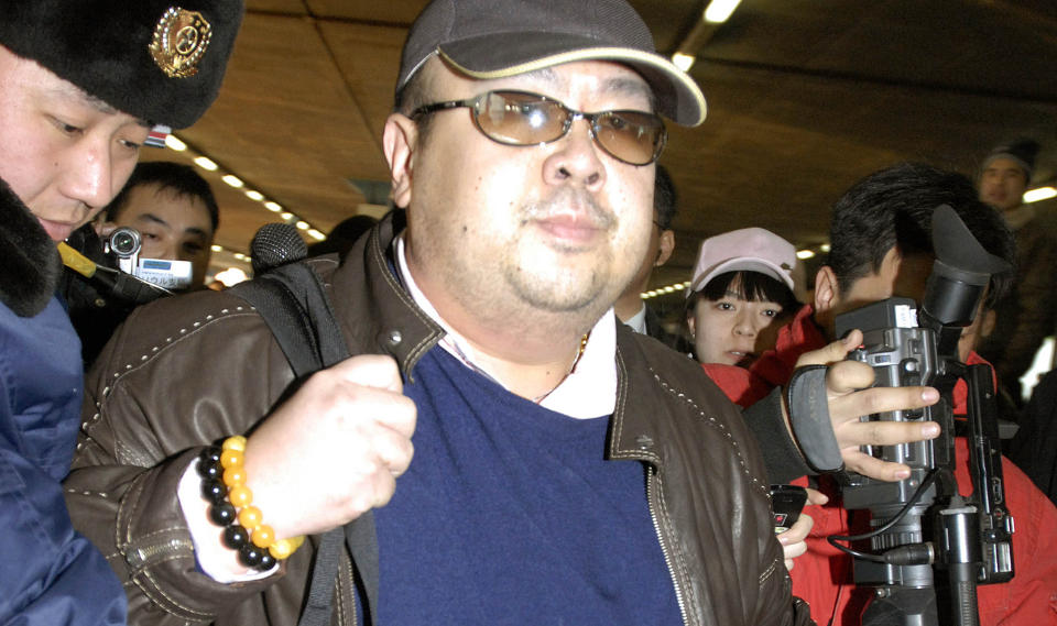 IKKE INTERESSERT:  En mann som antas � v�re Kim Jong-nam (38), den eldste s�nnen til Nord-Koreas leder Kim Jong-Il omgitt av media p� Beijing-flyplass i den kinesiske hovedstaden. I et intervju med japansk tv sier han at han tror lillebroren kommer til � ta over som leder.