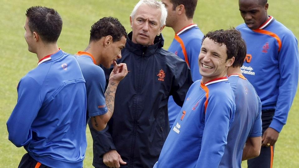 - VIKTIG: Nederlands landslagssjef Bert van Marwijk vil ha maks ut av Robin van Persie, Dirk Marcellis, Rafael van der Vaart, Mark van Bommel og Edson Braafheid mot Norge i morgen, selv om laget allerede har vunnet gruppa. Foto: Marcel Antonisse, EPA/Scanpix