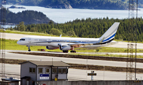LANDET I SKJUL: Privatflyet til Springsteen landet langt inne p� milit�rt omr�de p� Flesland i ettermiddag. Foto:  Tor Erik Mathiesen/Dagbladet