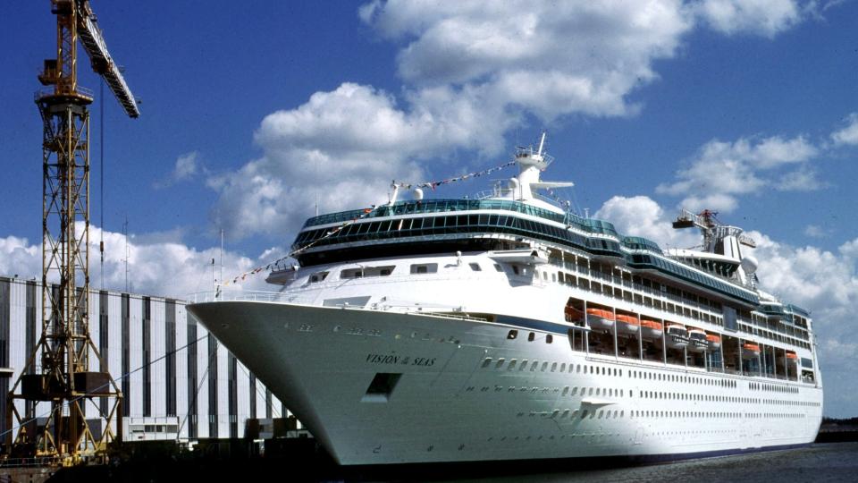 HOLDT TILBAKE Etter at s� mange som 310 passasjerer ble syke av bedervet mat ombord i �Vision of the Seas�, besluttet brasilianske helsemyndigheter � beordre skipet til � legge seg i karantene p� reia utenfor Rio de Janairo inntil situasjonen ble avklart. Om en snau m�ned setter skuta kursen mot Oslo. Foto: Reuters