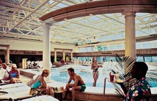 V�T DR�M: Dersom sommerv�ret svikter ogs� neste �r, s� kan du tr�ste deg med late dager ved det inned�rs sv�mmeanlegget p� Vision of the Seas. Foto: RCCL