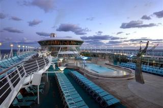 TOPPDEKKET Det gir en spesiell ro � sitte p� dekk n�r det er sceneskifte fra yrende badeliv til festmiddag i restauranten. Denne og neste sommer  er Vision of the Seas i nordiske farvann. Foto: RCCL