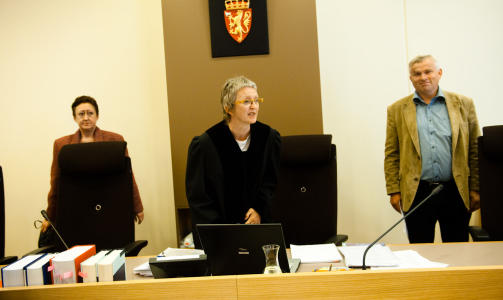 I RETTEN:  Sorenskriver Tine Margrethe Odland m�tte tidligere i dag sl� ned p� blikkveksling og latter i retten. Foto: H�kon Eikesdal