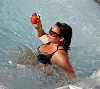 CRUISEF�LELSEN: Etter noen d�gn ombord i et cruiseskip, opplever de fleste den gode cruisef�lelsen. B�de drinker i poolen og spennende strandhogg har gjort cruise til en uhyre popul�r ferieform blant nordmenn. Foto: Eivind Pedersen