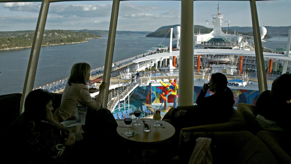 OSLOFJORDEN: RCCL �ker b�de frekvensen og lengden p� neste �rs cruise fra Oslo. Da kan du dra p� cruise direkte fra Oslo og bli borte i ni d�gn, mens skuta seiler Europa rundt. Dette bildet er tatt for to �r siden da verdens hittil st�rste cruiseskip, Independence of the Seas var p� Oslo-visitt underveis fra verftet i Finland og d�p i Southampton. Slik ser det ut like f�r Dr�baksundet skal passeres p� utg�ende. Foto: Eivind Pedersen