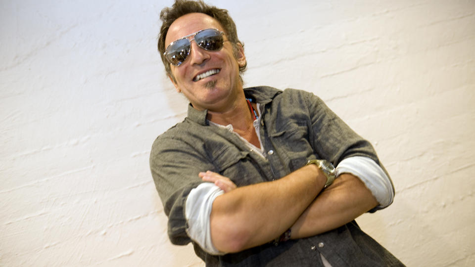 DET ER IKKE ET MYSTERIUM � LAGE L�TER: Mener Bruce Springsteen, som bare setter seg ned med gitaren. Alle foto: Tor Erik H. Mathiesen/Dagbladet.