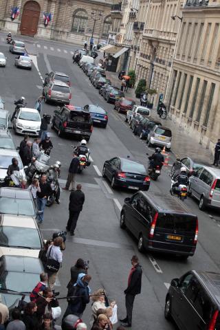 P� SHOPPING I PARIS: Med fullt sikkerhetsoppbud. Foto: Stella Pictures