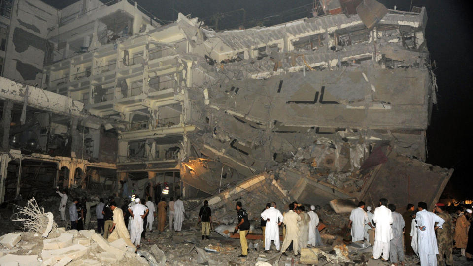 KRAFTIG BOMBE:  Sikkerhetspersonell har samle seg utenfor det totalskadde luksushotellet Pearl Continental i Peshawar. Minst elleve er drept i den krafitge eksplosjonen. Foto: AFP PHOTO/ Tariq MAHMOOD/Scanpix