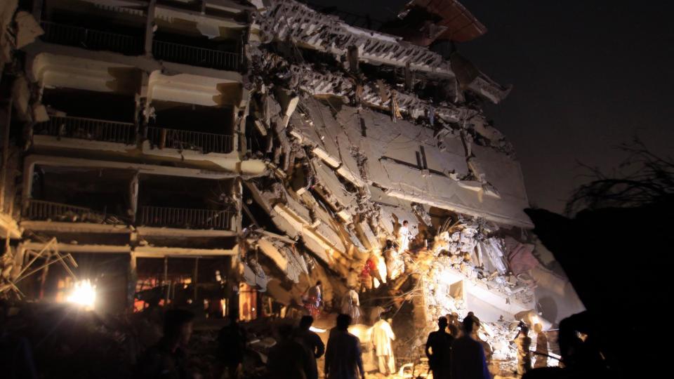TOTALSKADD:  Femstjernershotellet Pearl Continental er totalskadd etter et angrep i kveld. 11 personer har miste livet. Foto: Scanpix