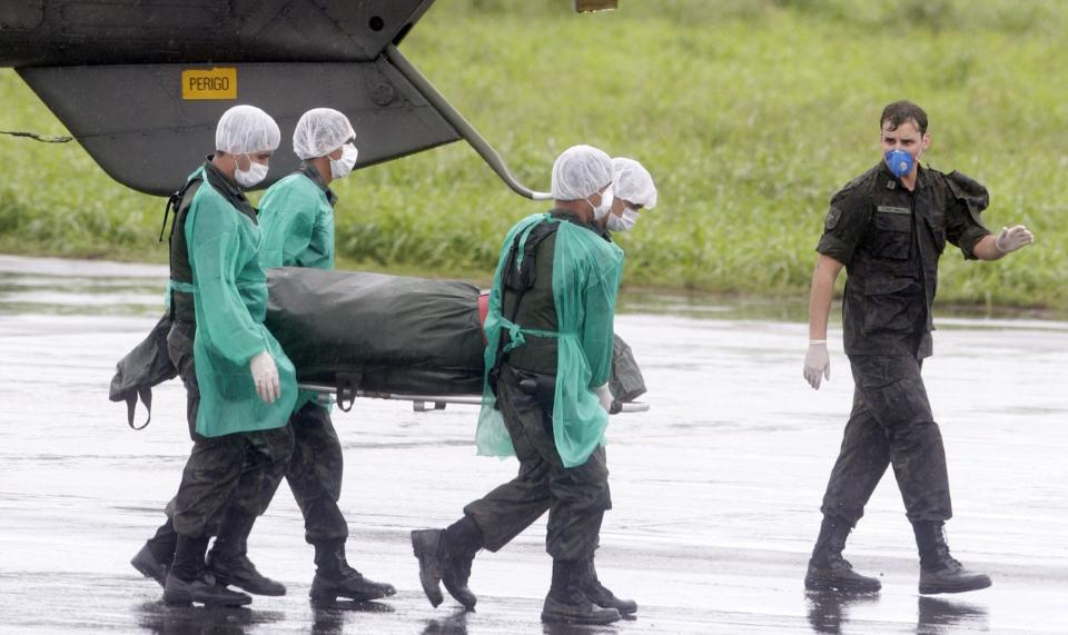41 FUNNET: 17 omkomne ble tirsdag hentet opp av vannet etter Air France-ulykken. Her fraktes en av de omkomne ut av et fly som har landet ved basen p� �ygruppa Fernando de Noronha. Foto: SCANPIX