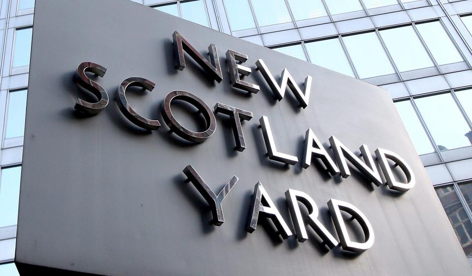 - ANKLAGET FOR TORTUR: If�lge britiske medier skal seks politimenn ha brukt drukningstortur mot mistenkte. Politiet vil ikke utdype hva anklagene g�r ut p�, men bekrefter at de er alvorlige. Illustrasjonsfoto: EPA/ANDY RAIN