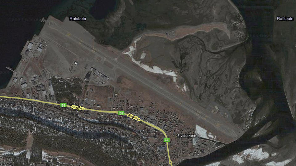 FANT BOMBE: Alta lufthavn er stengt etter det ble funnet en bombe i forbindelse med gravearbeidet ved rullebanen. Kart: GOOGLE MAPS