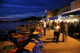 ATMOSF�RE: Foca er en ekte fiskerlandsby der det er usedvanlig kort vei fra b�tene ved brygga til restaurantene langs promenaden. Foto: Eivind Pedersen