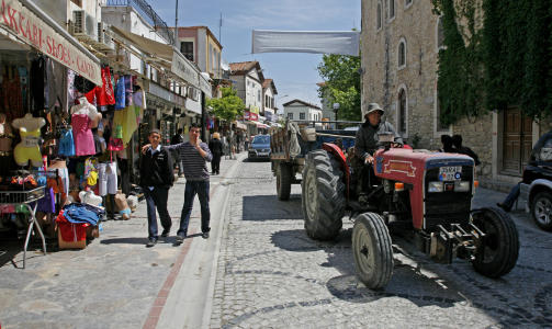 G�GATE P� TYRKISK Ikke bli overrasket dersom det kommer durende b�de en traktor eller biler i handlegaten i Cesme. Tyrkerne har sine egne trafikkregler... Foto: Eivind Pedersen