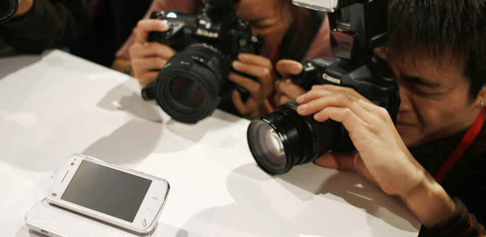 VEKTE OPPSIKT: N97 skal if�lge Nokia v�re deres mest avanserte mobil fram til n�. Telefonen fikk mye oppmerksomhet da den ble vist fram under et Nokia-arrangementet i Barcelona i fjor.   Foto: AP PHOTO/SCANPIX