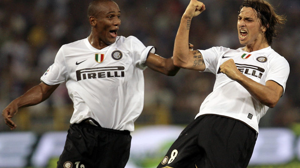 - IKKE SJALUSI:Men brasilianske Maicon truer med � forlate Inter fordi klubben angivelig kun er opptatt av � etterkomme Zlatans �nsker. Foto: REUTERS/Alessandro Garofalo