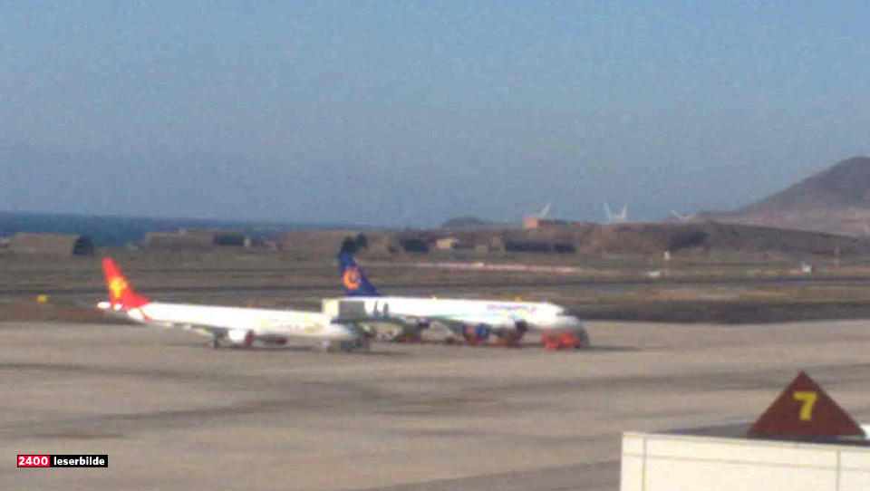 - BRANT I MOTOREN: En Airbus A320-fly (til h�yre) fra Iberworld fra Gran Canaria til Oslo, m�tte n�dlande etter tekniske problemer. Foto: Heidi Rendalen