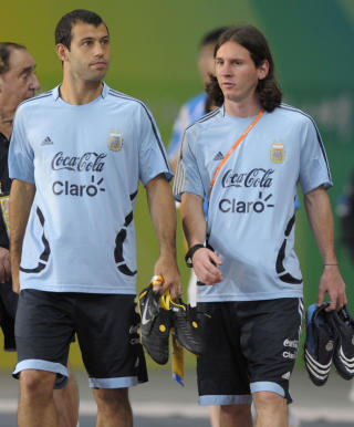 LAGKAMERATER: Lionel Messi (t.h) og Javier Mascherano kjenner hverandre godt fra det argentinske landslaget. Her fra OL-turneringen, som laget vant. Foto: AFP/LIU Jin