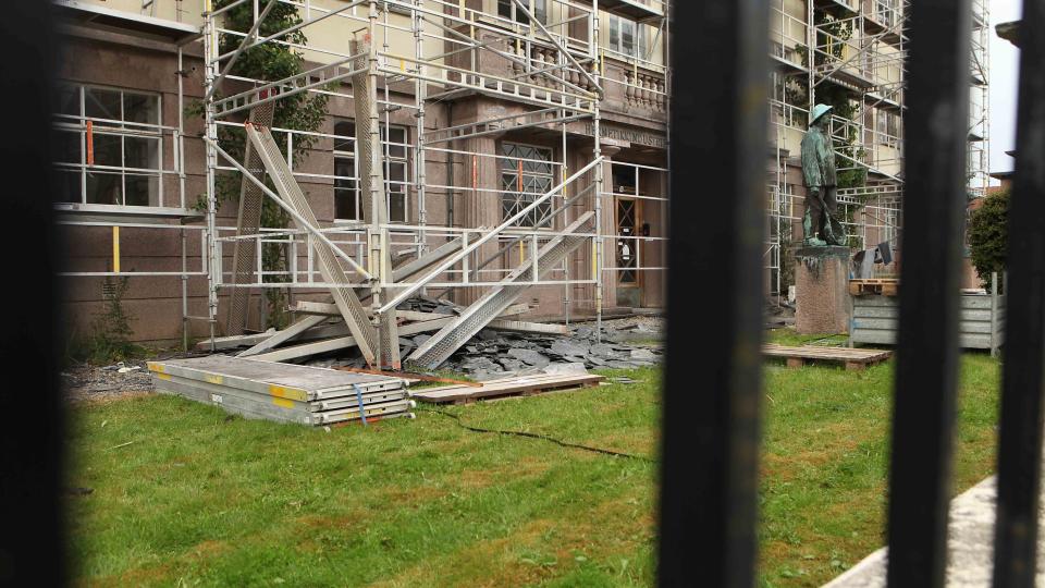 SVIKTET: To polakker ble til alt hell bare lettere skadd, etter at de f�rst falt ti meter og s� ble truffet av en stabel skifer da et stilas sviktet. Foto: Erling H�geland/Dagbladet