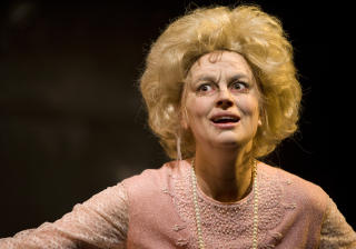 INSPIRERT AV FOSS: Skuespillerne har latt seg inspirere av blant andre Wenche Foss i utviklingen av rollefigurene. Og Foss kjente seg s�rlig igjen i Charlotte Frogner som noenognitti�ring. Foto: DET NORSKE TEATRET