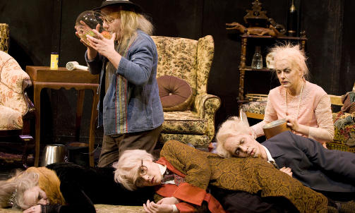 P� GAMLEHJEM: F.v. Gjertrud Jynge, Trond H�vik, Frank Kjos�s, Thomas Bye og Charlotte Frogner (uten parykk) spiller alle eldre versjoner av seg selv. Foto: DET NORSKE TEATRET