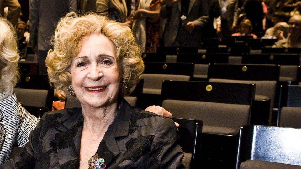 STJAL SHOWET: Wenche Foss gjorde honn�r til skuespillerne under g�rsdagens forestilling av musikalen �Evig ung�, med en spontan kommentar fra salen like f�r slutt. Foto: H�KON EIKESDAL