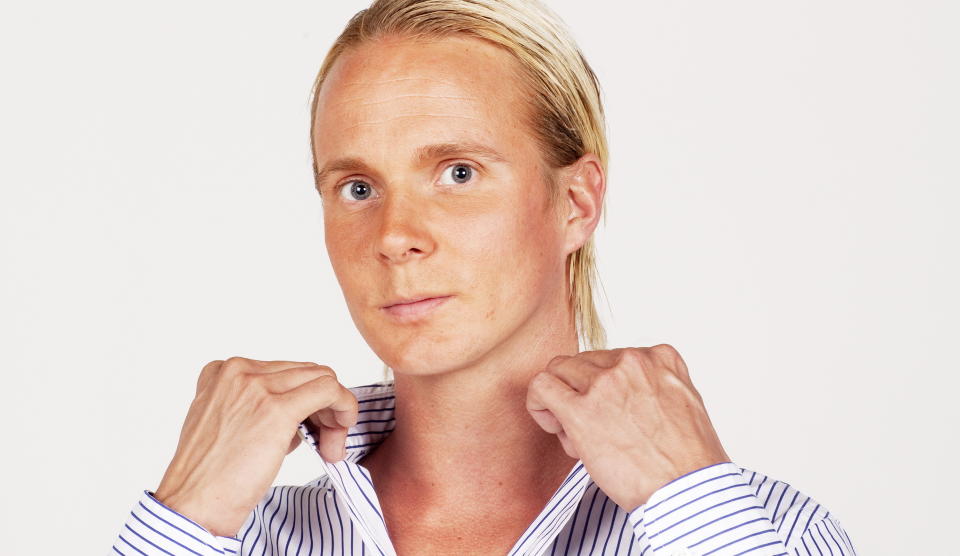 DE UNGES FORBUND: H�gskolelektor Geir Zakariassen har skrevet doktorgradsavhandling om bruk av reality-serier i norskfaget. Han mener dagens studenter m� f� lov til � forholde seg til sammensatte tekster som engasjerer dem og som de har et forhold til. For eksempel reality-tv som �Paradise Hotel�, her ved Petter Pilgaard.Foto: SIV JOHANNE SEGLEM