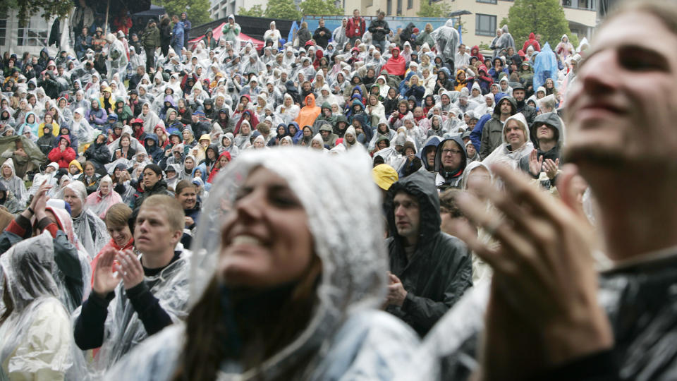 EN DEL AV FESTIVALLIVET: Det er meldt regnbyger og generelt ugreit festivalv�r p� l�rdag over hele landet. Bildet er tatt under nok en regnfylt l�rdag p� Norwegian Wood, den gang i 2004.  Arkivfoto: SCANPIX