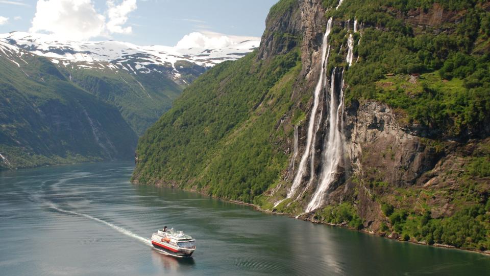 INNSEILING: Lenger ute i Storfjorden kan kraftspenn dominere luften over innseilingen mot Geirangerfjorden. Fotot: Andreas Mihats