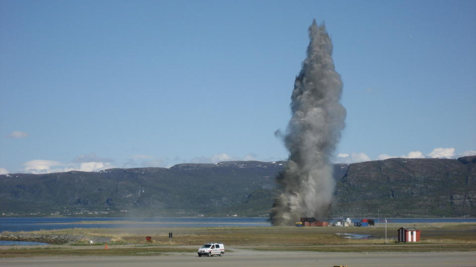 SPRENGT I LUFTA:  En bombe p� flere hundre kilo som ble funnet p� Alta lufthavn ble sprengt i lufta ved flyplassens �vingsfelt i ettermiddag. Foto: Morten L�vaas