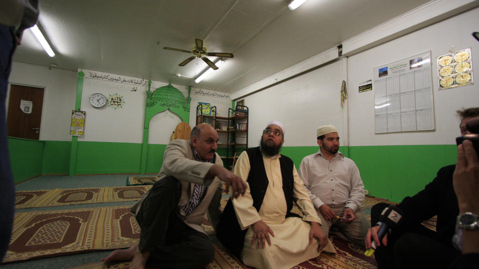GREI M�TE: - Jeg har en grei m�te � undervise p�. Jeg ser ikke at jeg kunne gjort noe annerledes, sa imam Ghulam Nabi (i midten) under pressekonferansen. Her sammen med forstanderen ved moskeen Foto: TERJE L�CHEN