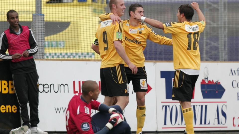 CUPHELT IGJEN: B�rums Thomas Finstad (t.v.) jubler for 3-0 scoringen under cupkampen mellom B�rum og Str�msgodset p� Kadettangen kunsgressbane.Foto: Stian Lysberg Solum, Scanpix