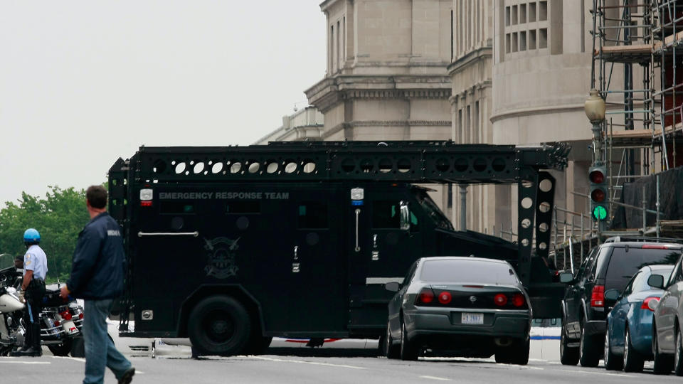 �PNET ILD:  Politiet blokkerer veien foran Holocaust-museet i Washington, DC, hvor en man i 80-�rene �pnet ild mot museumsvaktene. Foto: Mark Wilson/Getty Images/AFP/Scanpix