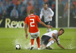 V�TT: Gamst Pedersen vasser inn i en takling p� John Heitinga.
Foto: Erlend Aas / SCANPIX