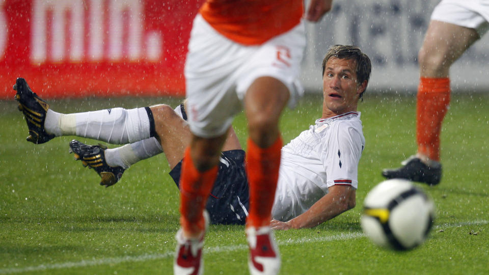 P� RUMPA: Morten Gamst Pedersen og de norske gutta var aldri i n�rheten av � true Nederlands VM-feiring i Rotterdam. N� er den norske veien til VM lengre enn den allerede kritisk lange vi kjente til f�r kampene mot Makedonia og nederlenderne. 
Foto: Erlend Aas / SCANPIX