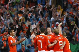 FIKK FESTEN: Nederland lovte hjemmefansen VM-feiring, og leverte. Foto: SCANPIX/REUTERS/United Photos/Robin van Lonkhuijsen
