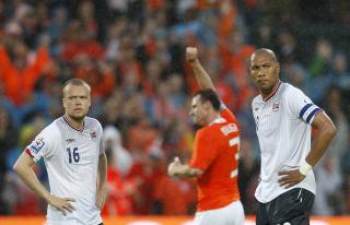 MARKERINGSSVIKT: Andre Ooijer slo Kjetil W�hler i lufta og stanget inn lederm�let etter en dr�y halvtime. Foto: SCANPIX/REUTERS/United Photos/Robin van Lonkhuijsen