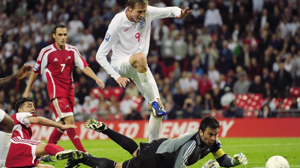 PUNKTUM: Peter Crouch setter inn Englands sjette m�l mot Andorra. England har sju seire p� sju kamper og er p� st� kurs mot VM. Foto: Toby Melville, Reuters/Scanpix