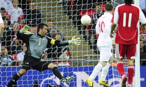 TO FRA ROONEY: Wayne Rooney setter inn ett av sine to m�l. Foto: Toby Melville, Reuters/Scanpix