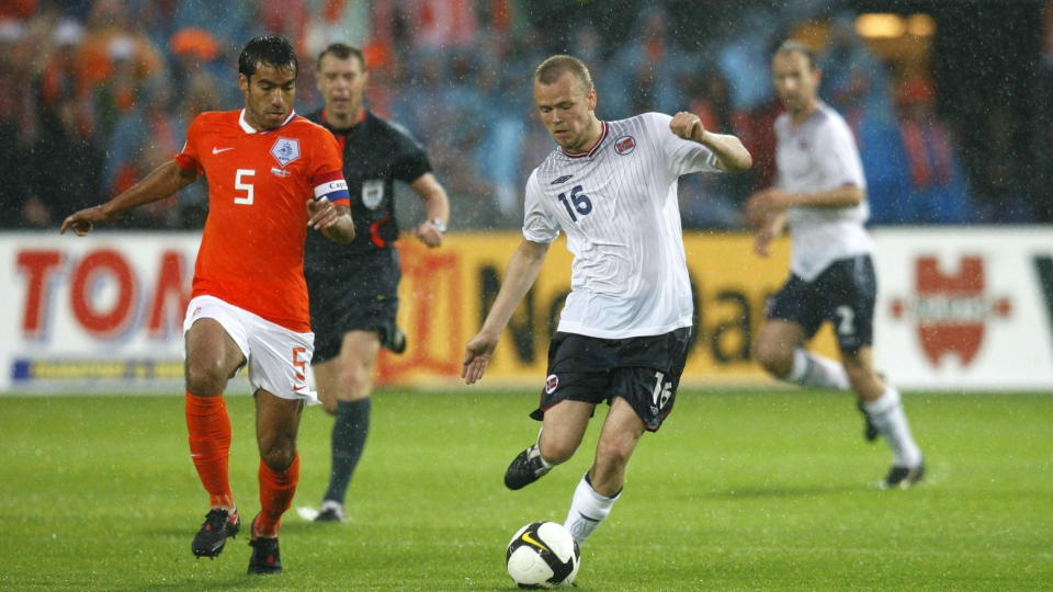 LETT MATCH: Nederlendernes kaptein Giovanni von Bronckhorst synes kveldens kamp mot Christian Grindheim og Norge var den enkleste av de sju strake seirene i VM-kvalifiseringen. Foto: Erlend Aas, Scanpix