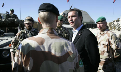 KRIG:  Jens Stoltenberg og Ap slipper � vike fra Nato-strategien i Afghanistan. Her er statsministeren p� bes�k i den norske ISAF leiren Camp Invictia ved Kabul i Afganistan. 
Foto: Heiko Junge / SCANPIX