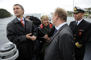 I GODT SELSKAP: Her er tre av akt�rene i overv�kningssaken sammen ved en tidligere, hyggeligere anledning. Statsminister Jens Stoltenberg bes�kte den nye t�rrdokken p� Haakonsvern om bord p�  KNM Karm�y, sammen med forsvarsminister Anne-Grethe Str�m-Erichsen, stortingsrepresentant Per Rune Henriksen (Ap) og dav�rende generalinspekt�ren for Sj�forsvaret Jan Eirik Finseth. Viseadmiral Finseth er n� sjef for Forsvarsstaben. Foto: Tor Erik H. Mathiesen / SCANPIX