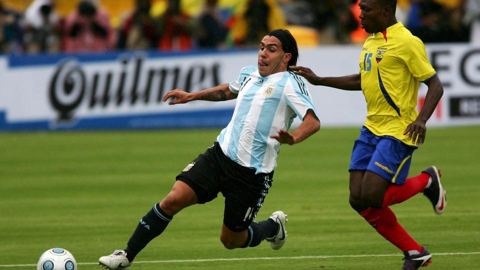 BOMMET FRA STRAFFEMERKET: Carlos Tevez og Argentina tapte nok en kvalikkamp i fjellene. Ecuador vant 2-0. Tevez misbrukte muligheten til � gi Argentina ledelsen fra straffemerket. Foto: EPA/JOSE JACOME