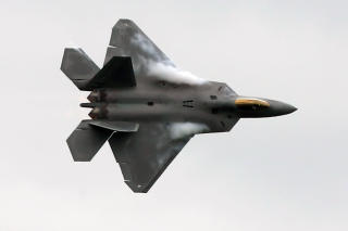 M� TENKE NYTT: Amerikanske produsenter av forsvarsmateriell kan tjene godt p� � se mot nye markeder, mener eksperter. F-22 Raptor-jagerflyet m�tte kraftig �konomisk motb�r i hjemlandet. Foto: AFP PHOTO/CARL DE SOUZA/Scanpix