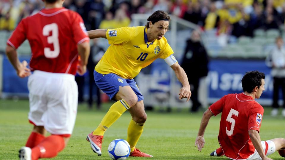 MENER LAGKAMERATEN GJ�R DET VANSKELIG: Han har spilt for mye venstreback, sier Zlatan om Kim K�llstr�m.  Foto: EPA/Bj�rn Larsson Roswall