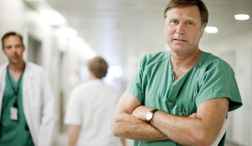 ADVARER: Hovedtillitsvalgt for overlegene ved Ahus, Odd Grenager, har skrevet brev til sykehusledelsen og uttrykt sterk bekymring for at sykehuset er for lite allerede n�. Han f�r st�tte av leder i helse- og omsorgskomiteen, Harald T. Nesvik (Frp) og komitemedlem Sonja I. Sj�lie. Foto: Espen R�st
