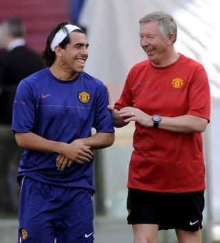 IKKE LENGER VENNER: Carlos Tevez har sagt at sir Alex Ferguson er grunnen til at han forlot United. Foto: EPA/DANIEL DAL ZENNARO