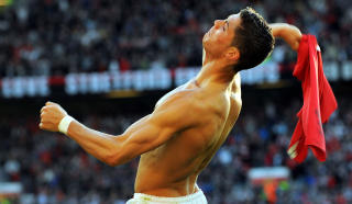 FRA R�DT TIL HVITT: Etter seks �r i Manchester United er det slutt for Ronaldo. Foto: Reuters