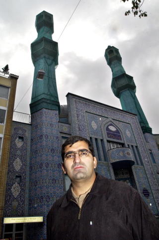 - UAKTUELL PROBLEMSTILLING: Shoaib Sultan i Islamsk Råd har ingen tro på muslimske flertall i norske byer i framtida. - UAKTUELL PROBLEMSTILLING: Shoaib Sultan i Islamsk Råd har ingen tro på muslimske flertall i norske byer i framtida.