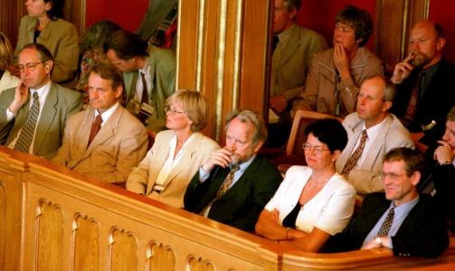 LUND-KOMMISJONEN: Sluttdebatt  i Stortinget om Lund-kommisjonens rapport om de hemmelige tjenestene. P� tilh�rerbenken sitter bl.a. overv�kningssjef Ellen Holager Anden�s (nr.2 f.h.), Berge Furre og Ketil Lund (nr. to f.v.).
Foto: SCANPIX